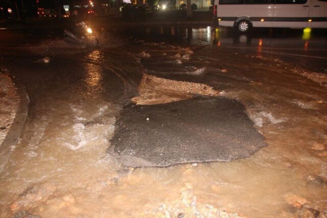 Bodrum ’da Su Borusu Patladı, Ortalık Savaş Alanına Döndü !