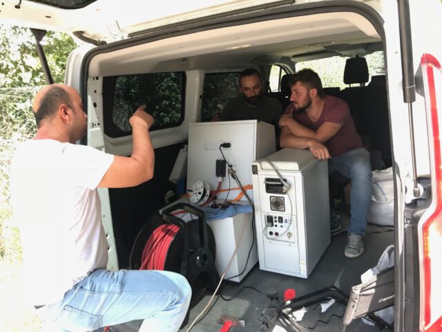 İSBAK “İstanbul Bilişim ve Akıllı Kent Teknolojileri A.Ş.” nin sorumluluk alanında kullanılmak üzere, üstün Alman teknolojisi Intereng marka P12i modeli yeraltı kablo arıza tespit cihazının montajı bitirildi.